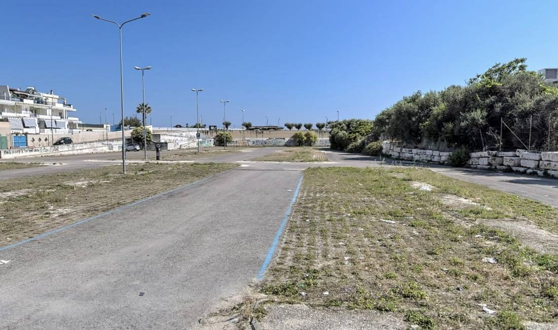 Parkplatz Bisceglie — Sp. parking dla kamperów in Bisceglie