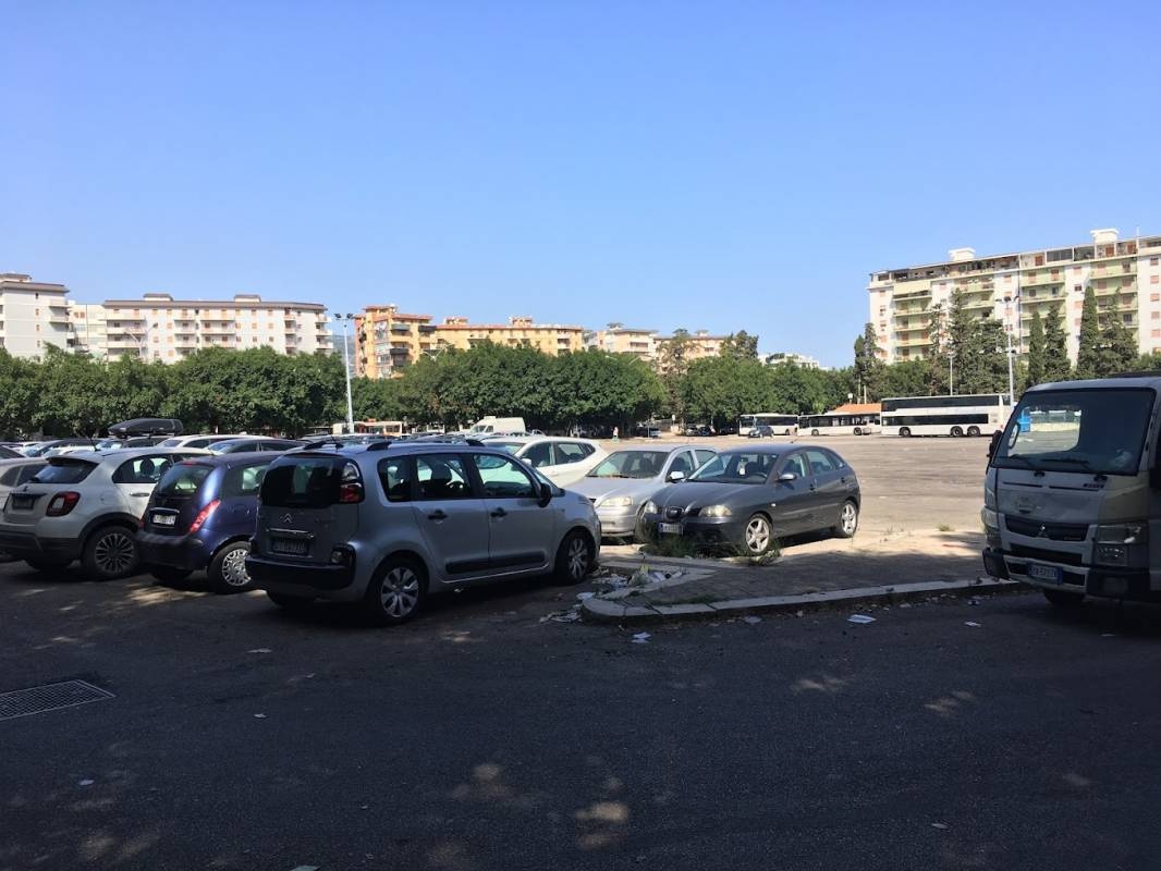 Piazzale John Lennon Palermo — Sp. parking dla kamperów in Palermo
