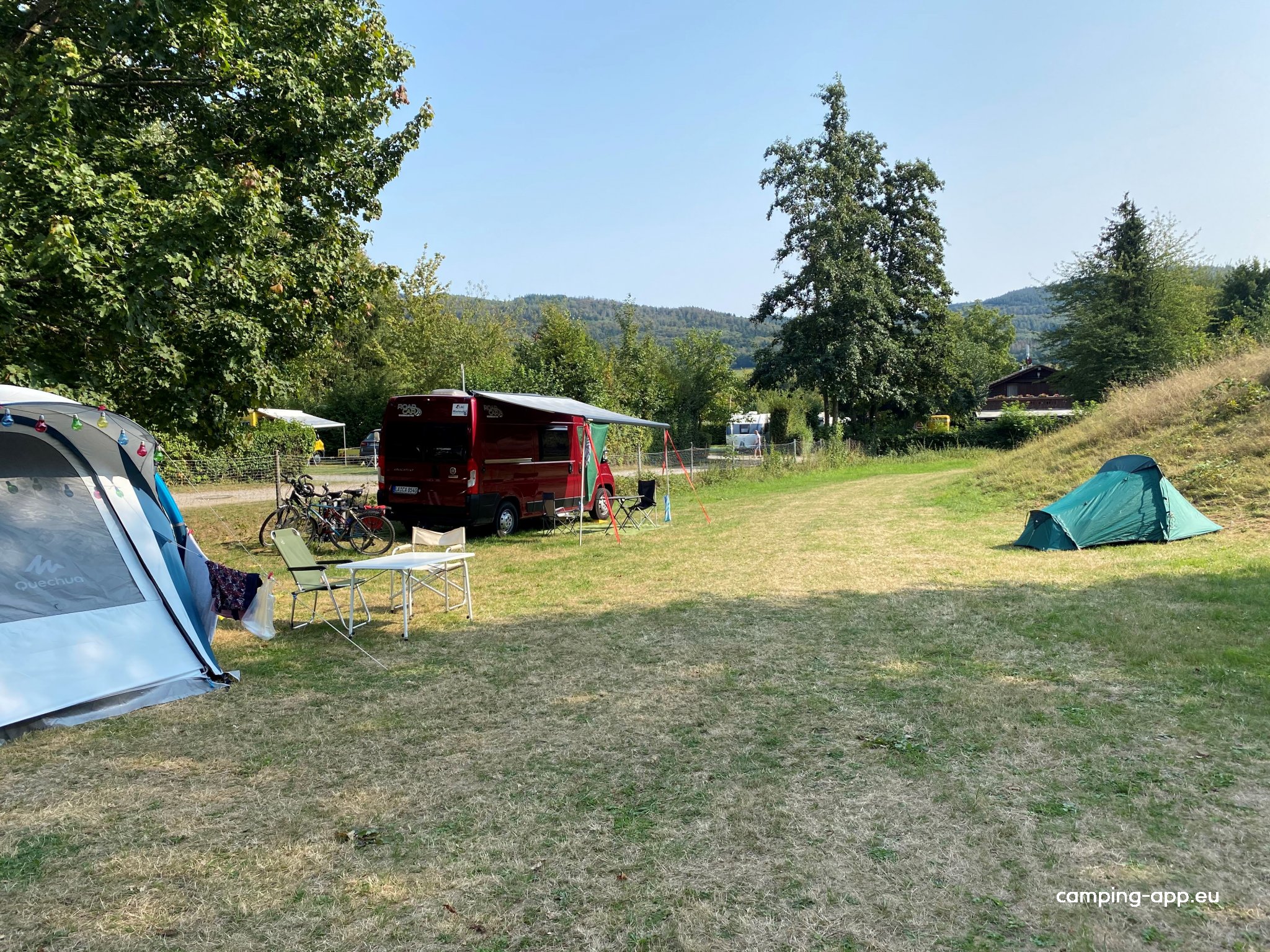 Nibelungen-Camping am Schwimmbad — Area da campeggio in Fürth