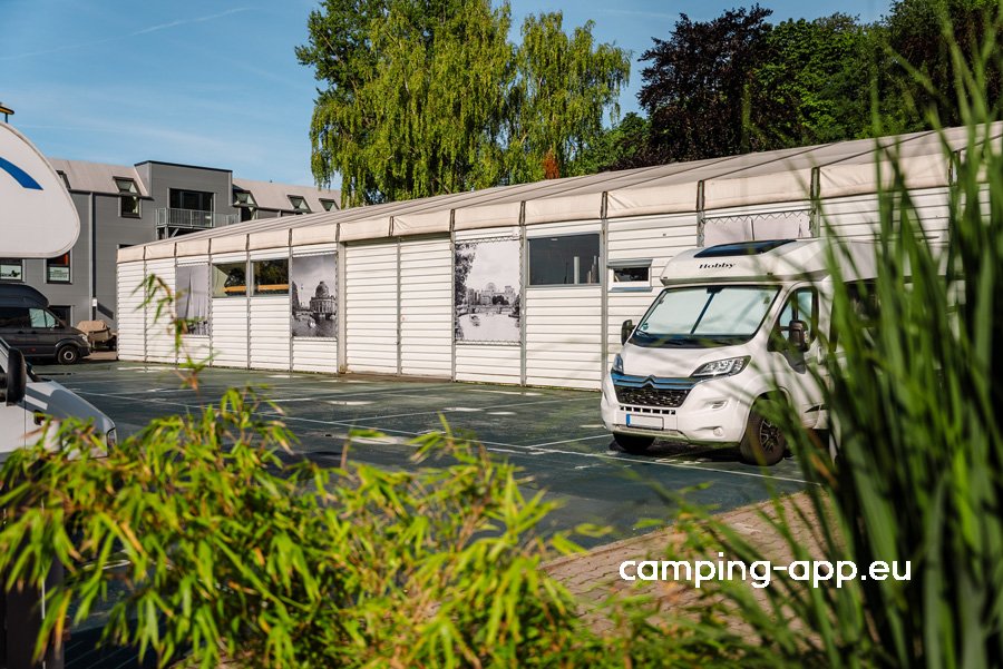 Wohnmobilstellplatz in der Marina Lanke Berlin Spandau — Sítio para autocaravanas in Berlin Spandau