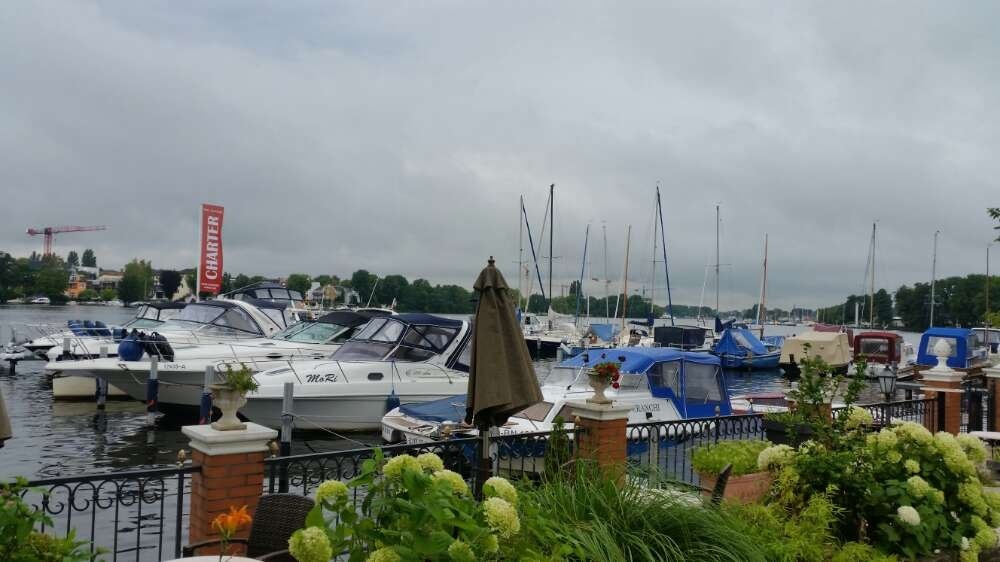 Wohnmobilstellplatz im Yachthafen Berlin-Köpenick — Karavan Sitesi in Berlin