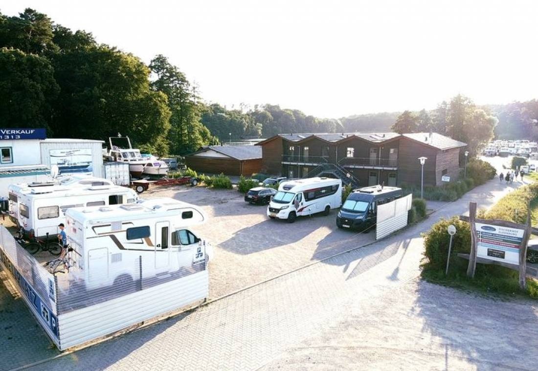 Stellplatz Zwischen den Seen — Karavan Sitesi in Waren (Müritz)