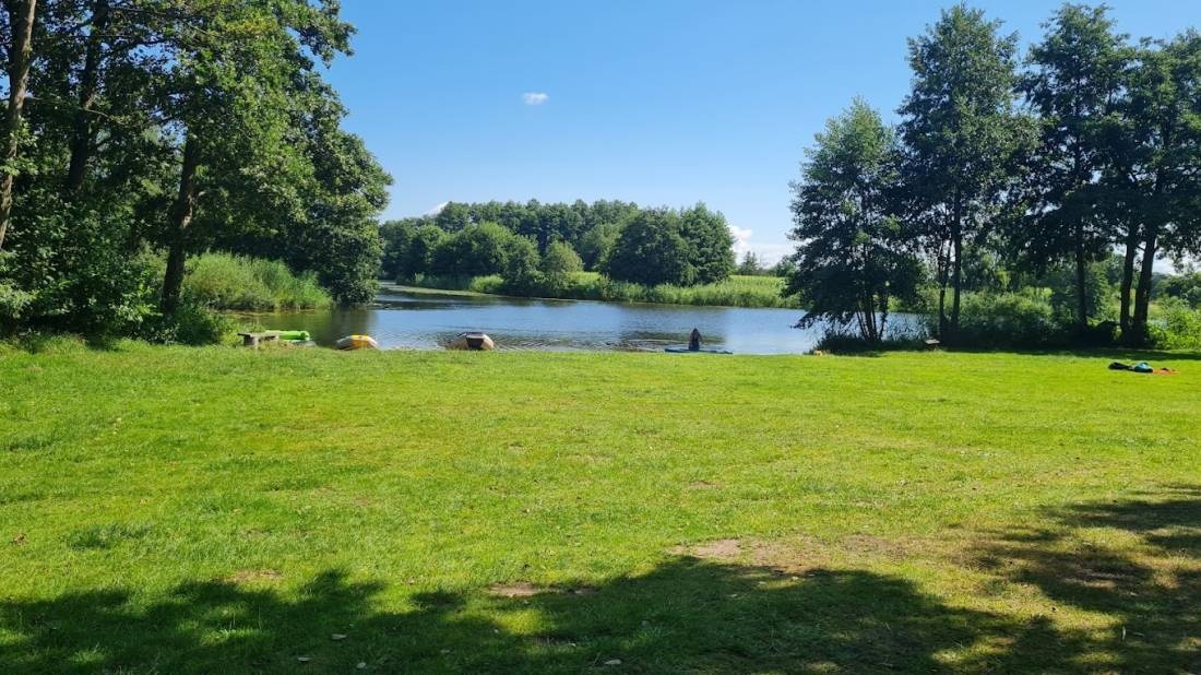 Stellplatz Naturbad Reihersee — Camperplaats in Brietlingen