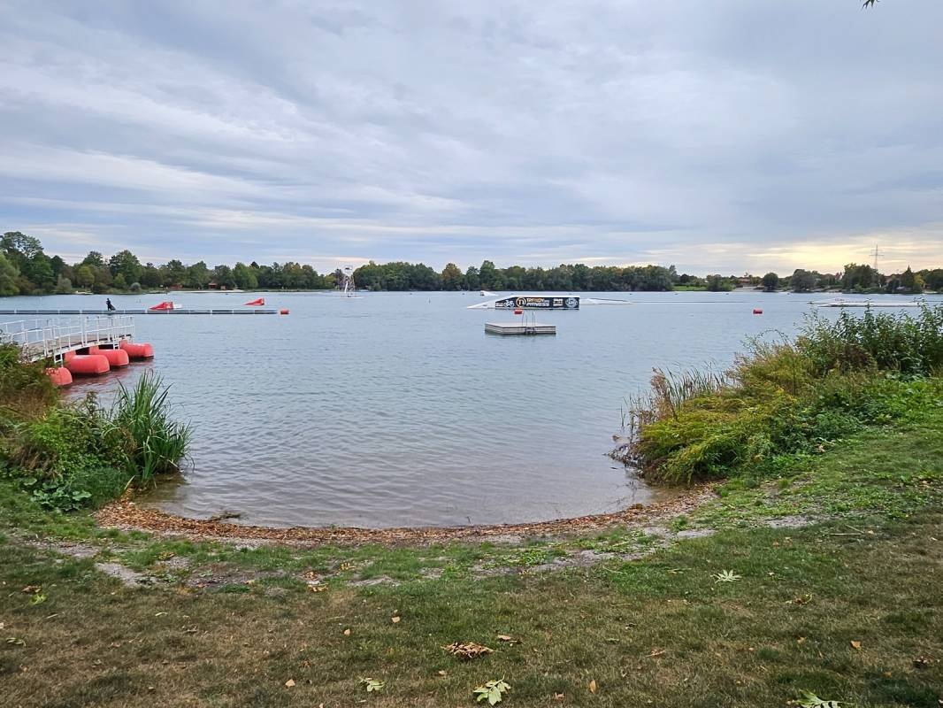Übernachtungsparkplatz am Baggersee Friedberg — Parkeerplek om te overnachten in Friedberg