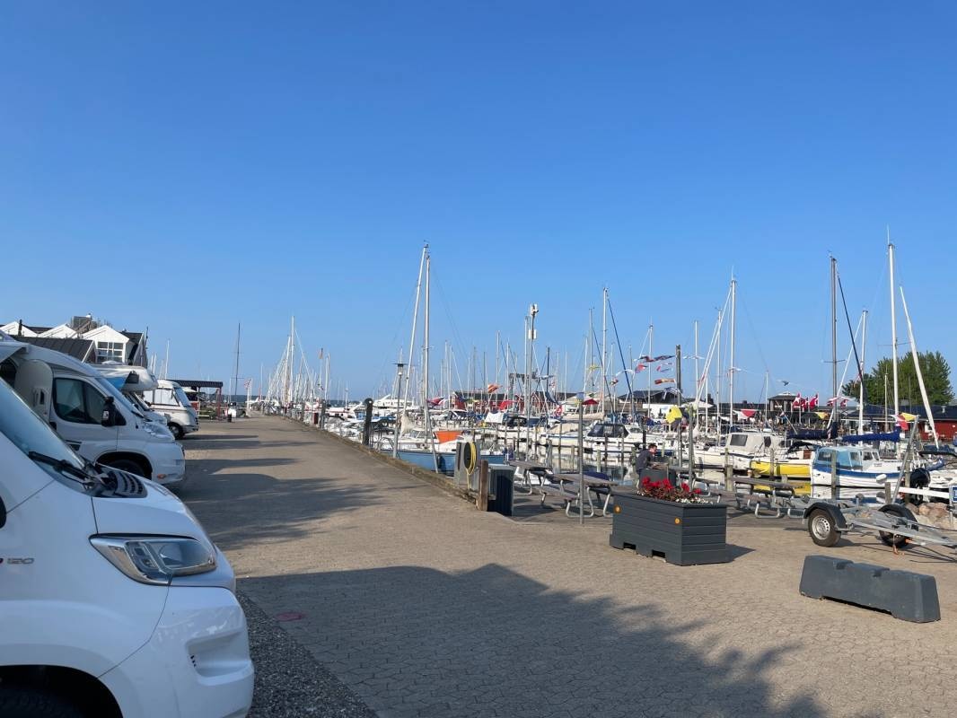 Stellplatz am Yachthafen Juelsminde — Camperplaats in Juelsminde