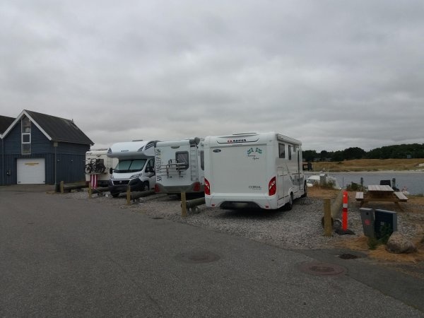 Stellplatz an der Marina Grenå — Karavan Sitesi in Grenaa