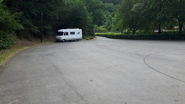 Wohnmobilstellplatz der Gemeinde Hellenthal — Місце для кемперів in Hellenthal