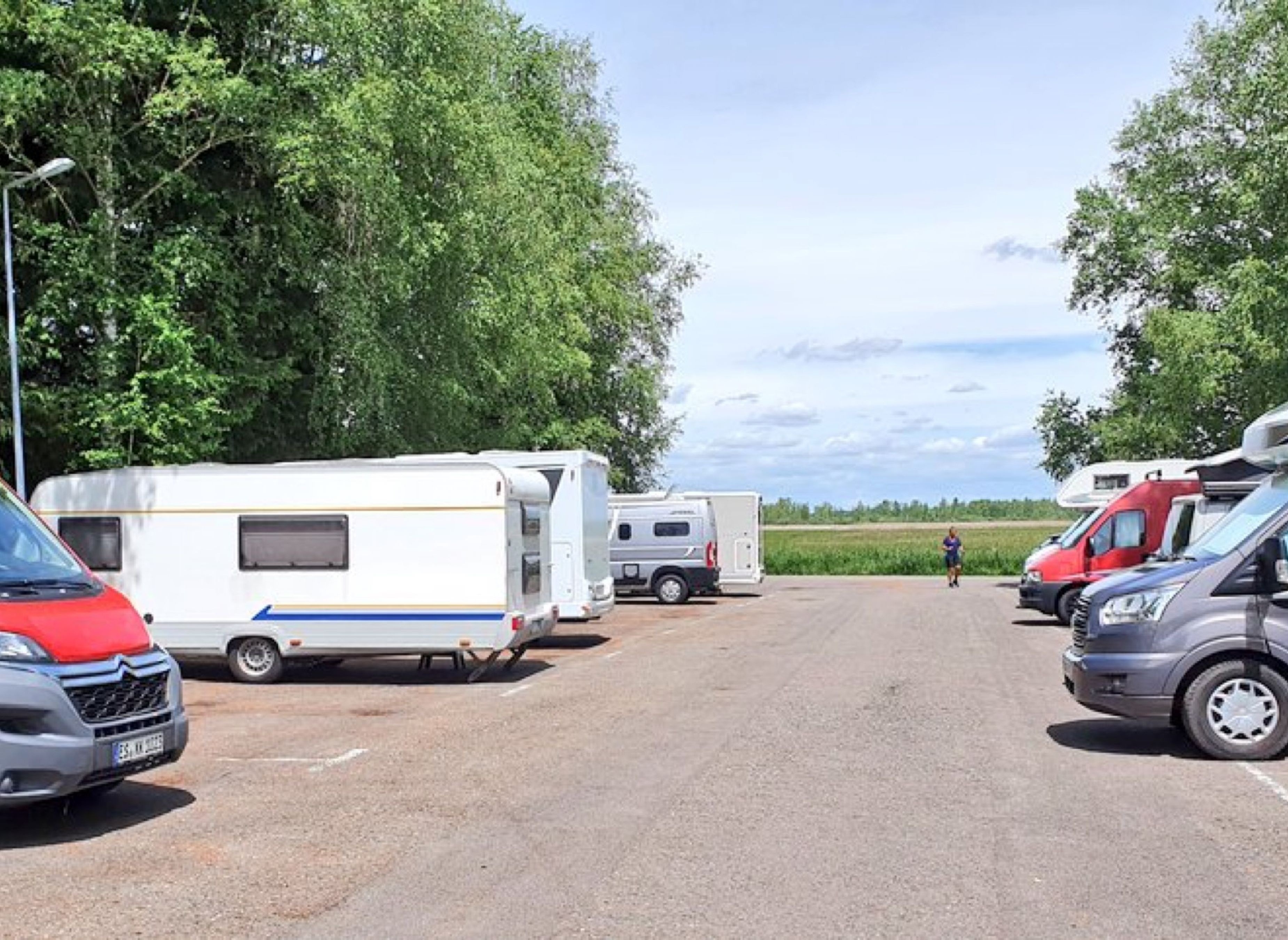 Stellplatz beim Federseemuseum Bad Buchau (nur eingeschränkt!) — Sp. parking dla kamperów in Bad Buchau