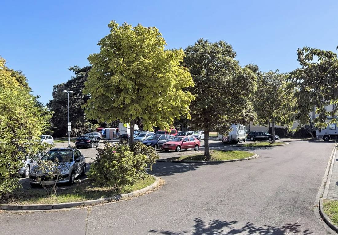 Stellplatz an der Stadthalle Endingen am Kaiserstuhl — Offentlig parkering in Endingen am Kaiserstuhl