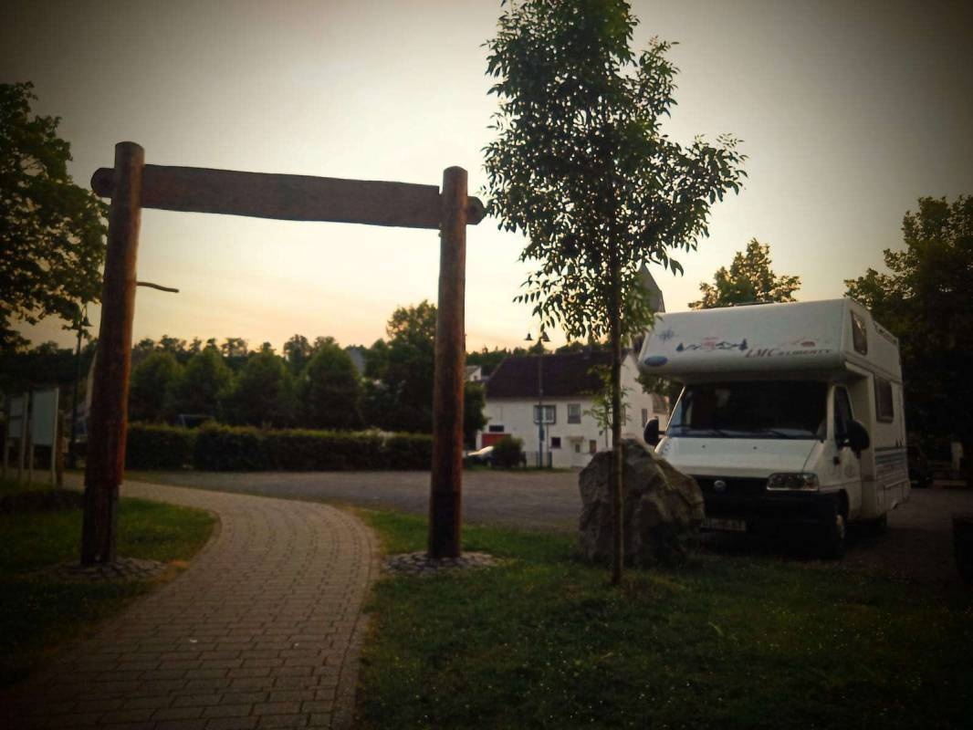 Stellplatz Gemeindehaus — Місце для кемперів in Gemünden