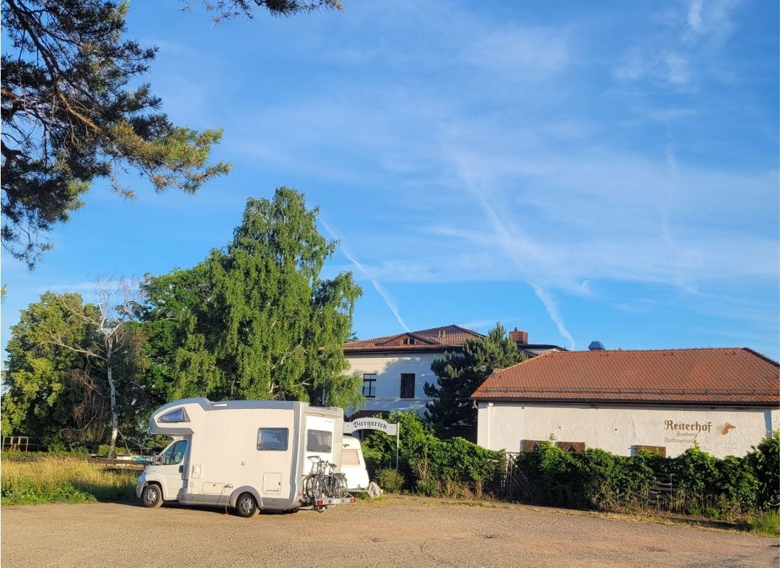 Stellplatz am Gasthaus Thüringer Waldblick Leinatal — SP am Restaurant in Leinatal