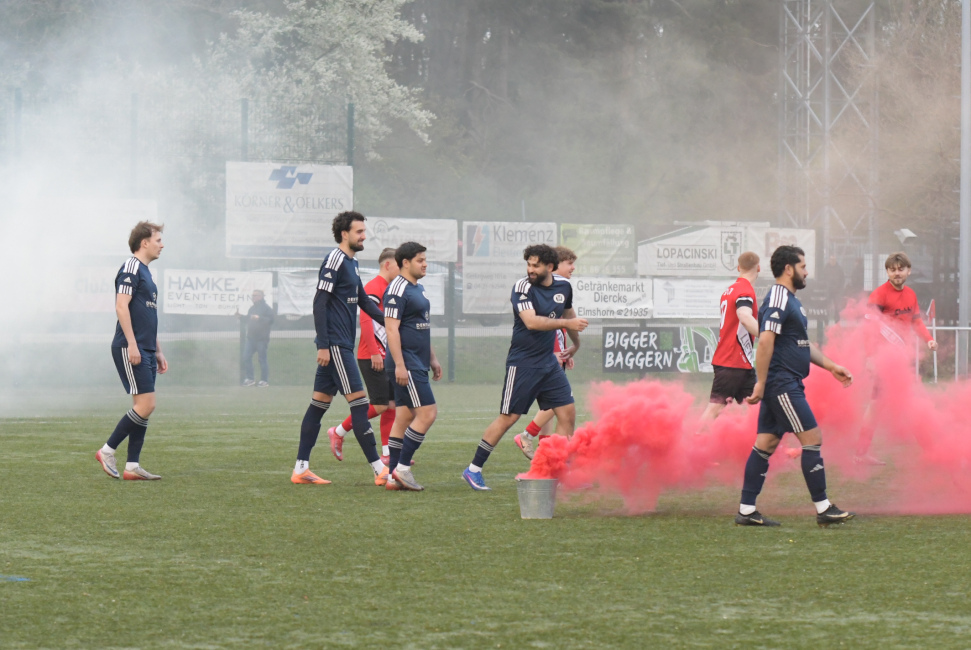 Foto 7 aus Meisterschaftsspiel am Freitagabend, d. 24.04.2026 bei der SV Lieth - Professionelle Fotografie von UweLangeloh
