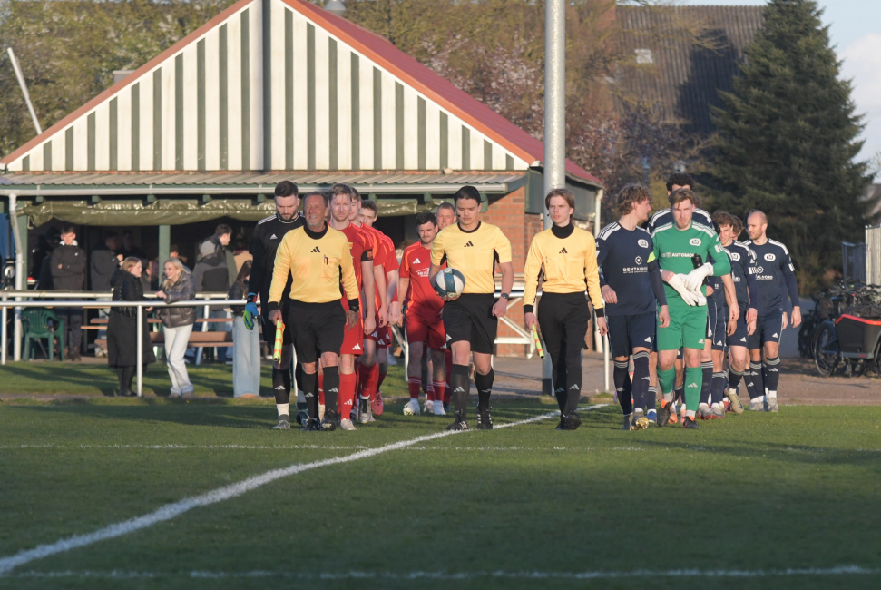 Foto 6 aus Meisterschaftsspiel am Freitagabend, d. 10.04.2026 beim TV Haseldorf - Professionelle Fotografie von UweLangeloh