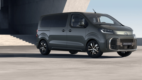 Porównanie: Renault Trafic vs Toyota Proace Verso 2025