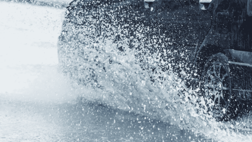 Bezpieczna jazda w deszczowych warunkach – praktyczne wskazówki dla kierowców