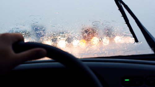 Parujące szyby samochodowe. Jak sobie z nimi poradzić?