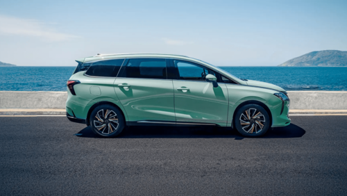 Forthing U-Tour czy Volkswagen Touran 2025? Sprawdzamy, który rodzinny van wygrywa