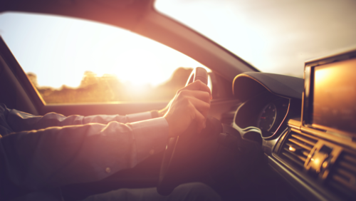 Ostre słońce i odblaski – jak bezpiecznie prowadzić podczas intensywnego nasłonecznienia?