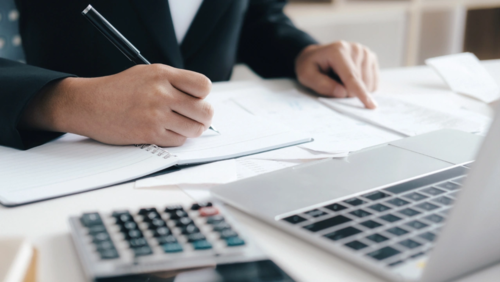 Zakup samochodu w finansowaniu, a standardowy zakup za gotówkę? Co wybrać?