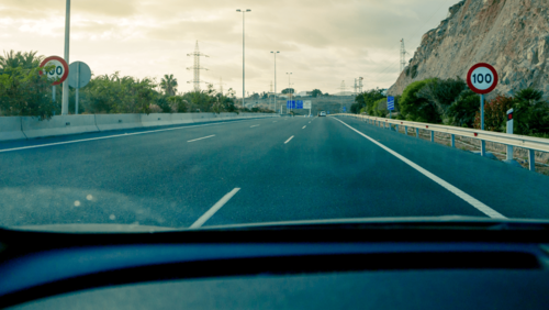 System rozpoznawania znaków drogowych – czy naprawdę pomaga kierowcy?