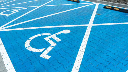 Parkowanie na miejscu dla inwalidy – kiedy można, a kiedy grozi mandat?