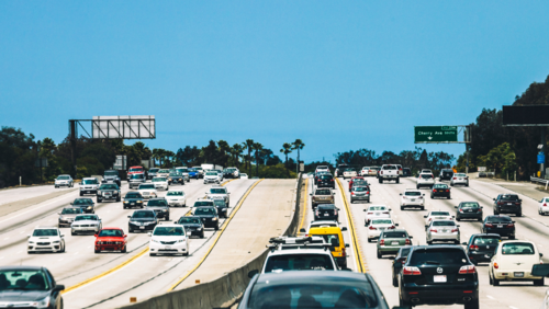 Lewy pas na autostradzie – kiedy wolno z niego korzystać?