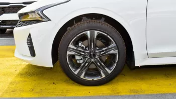 Kia K5 FWD 2023 V4 Mid Option