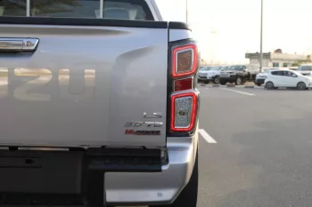 LHD - ISUZU D-MAX 2023 3.0L DIESEL DOUBLE CAB 4WD FULL OPTIONS - AUTOMATIC - SILVER