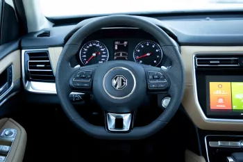 2023 MG RX8 4X2 2.0 STANDARD - White Pearl inside Beige