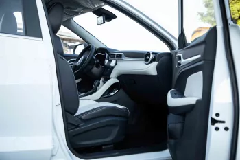 2023 MG ZS 1.3 TROPHY - White inside Beige