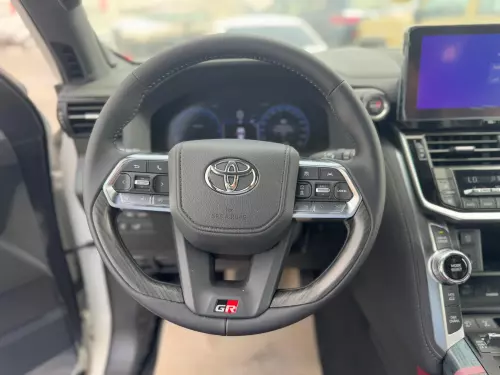 TOYOTA LAND CRUISER GR SPORT 3.3L 2025 MODEL YEAR WHITE COLOR EXTRIOR