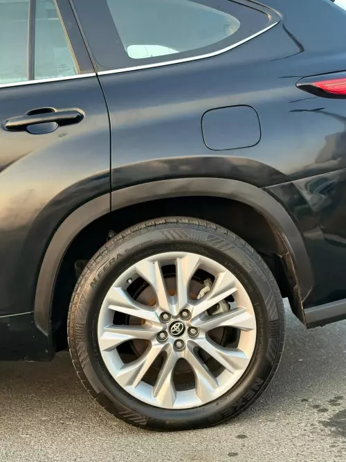 Toyota Highlander XLE Hybrid 2.5L 2023 Model Year Black Color Exterior 