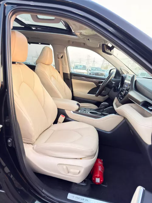 Toyota Highlander XLE Hybrid 2.5L 2023 Model Year Black Color Exterior 