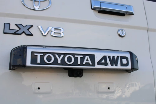 TOYOTA LAND CRUISER LC76 2024 MODEL YEAR 4.5L V8 DIESEL E GRADE MANUAL WHITE EXTERIOR