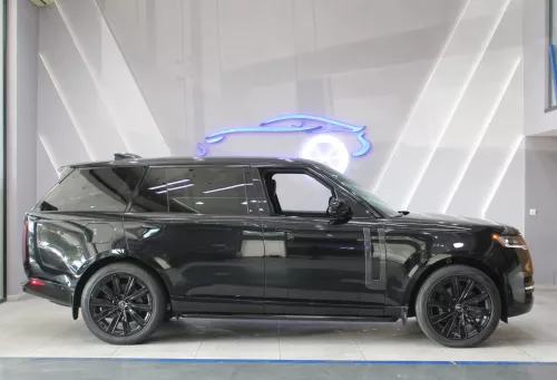  Range Rover Vogue SE Long Base 2025 Model Year 7 seater V8 Black Color