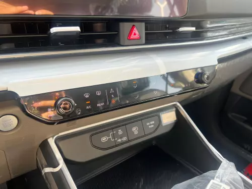 Kia Carnival 3.5L Petrol 8-Seater 2025 - White 