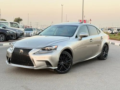 لكزس IS 300 بمحرك 3.5L V6 أوتوماتيك 2016 مستعملة - فضي
