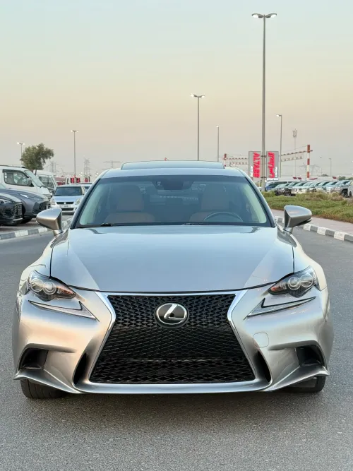لكزس IS 300 بمحرك 3.5L V6 أوتوماتيك 2016 مستعملة - فضي