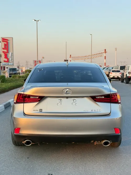 لكزس IS 300 بمحرك 3.5L V6 أوتوماتيك 2016 مستعملة - فضي