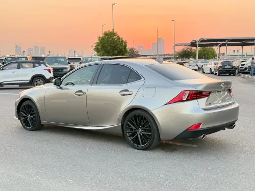 لكزس IS 300 بمحرك 3.5L V6 أوتوماتيك 2016 مستعملة - فضي