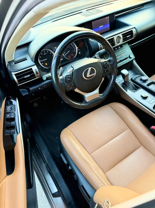 لكزس IS 300 بمحرك 3.5L V6 أوتوماتيك 2016 مستعملة - فضي