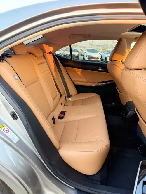 لكزس IS 300 بمحرك 3.5L V6 أوتوماتيك 2016 مستعملة - فضي