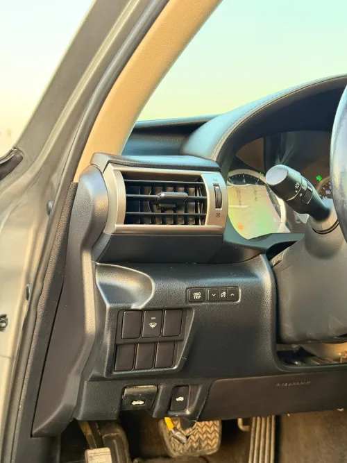 لكزس IS 300 بمحرك 3.5L V6 أوتوماتيك 2016 مستعملة - فضي
