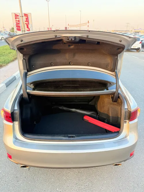 لكزس IS 300 بمحرك 3.5L V6 أوتوماتيك 2016 مستعملة - فضي