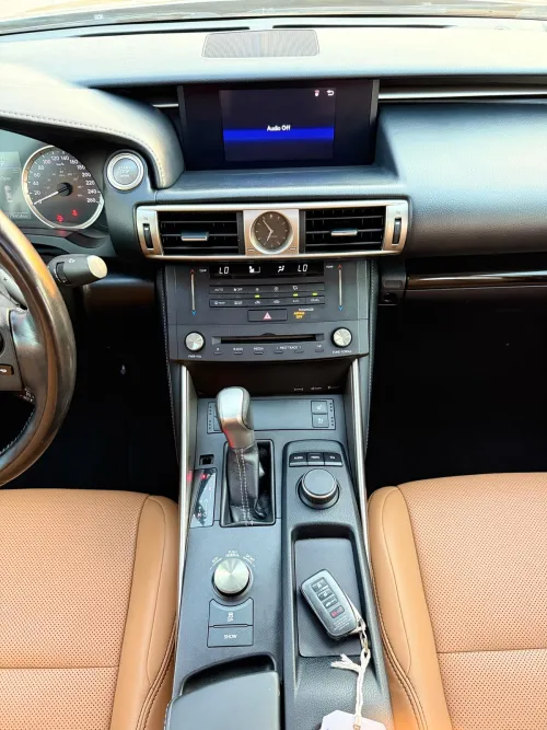 لكزس IS 300 بمحرك 3.5L V6 أوتوماتيك 2016 مستعملة - فضي