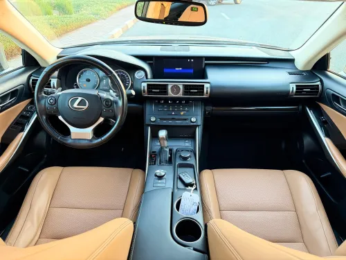 لكزس IS 300 بمحرك 3.5L V6 أوتوماتيك 2016 مستعملة - فضي