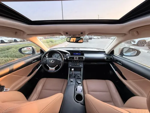 لكزس IS 300 بمحرك 3.5L V6 أوتوماتيك 2016 مستعملة - فضي