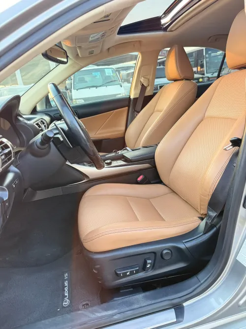 لكزس IS 300 بمحرك 3.5L V6 أوتوماتيك 2016 مستعملة - فضي
