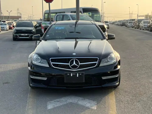 سيارة مرسيدس-بنز C63 AMG بمحرك 6.2 لتر موديل 2011 مستعملة - أسود