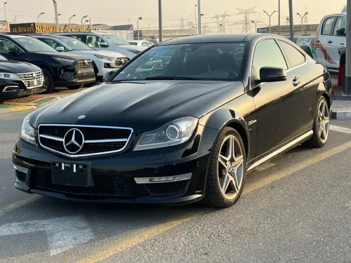 سيارة مرسيدس-بنز C63 AMG بمحرك 6.2 لتر موديل 2011 مستعملة - أسود